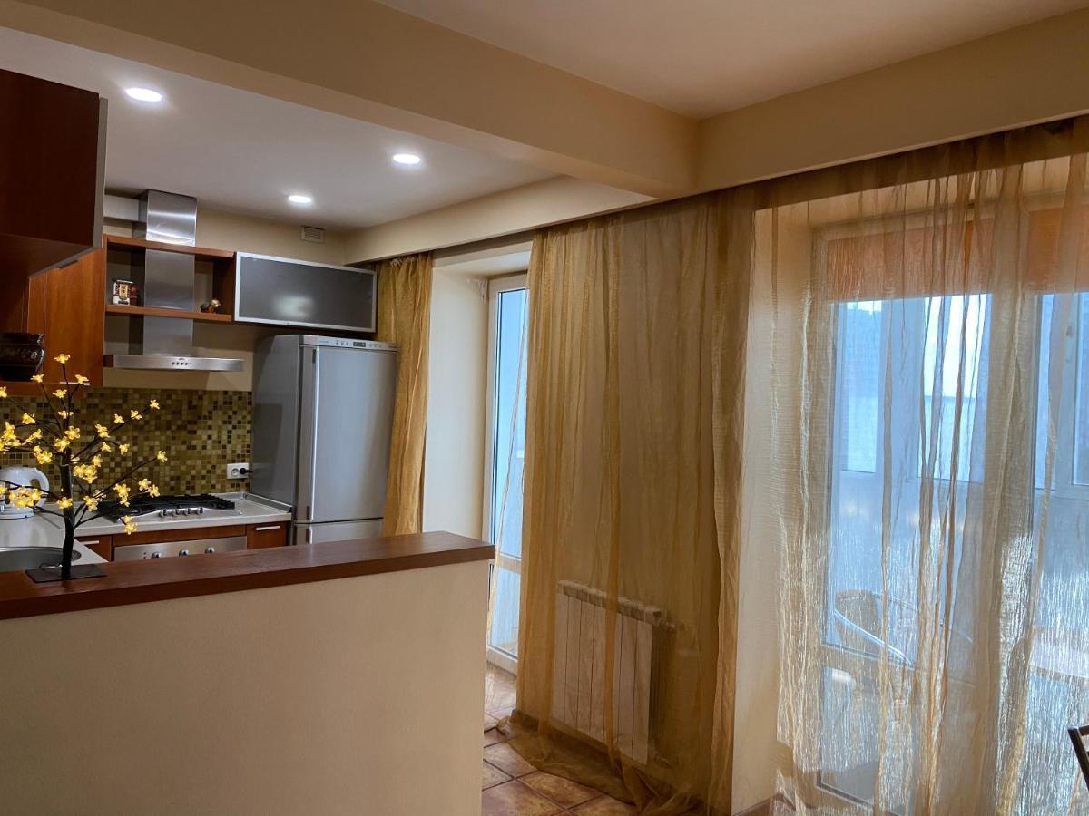 Modern Apartment With Panoramic View Near Metro 23August Kharkiv Bagian luar foto